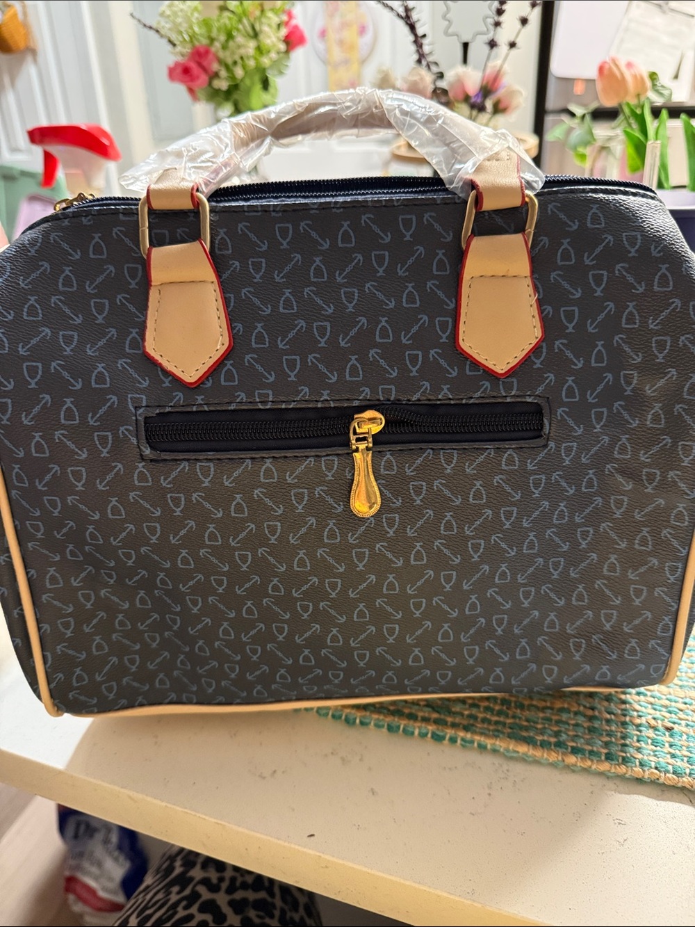 🌻Structured Monogram Satchel Handbag in Black and Tan. 🌻
